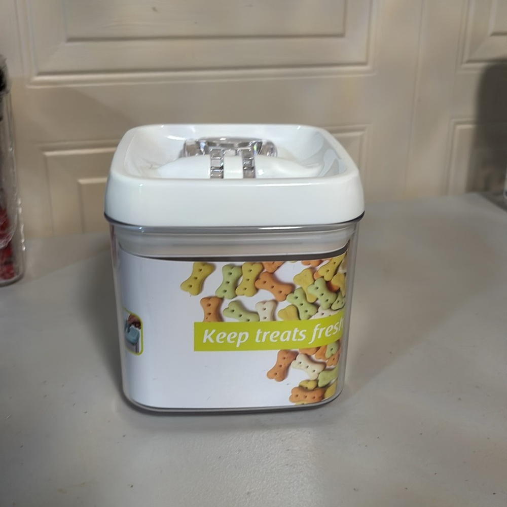 Brand New felli Plip-Tite Storage Container 1.1 Qt/1.0L/33Oz.
